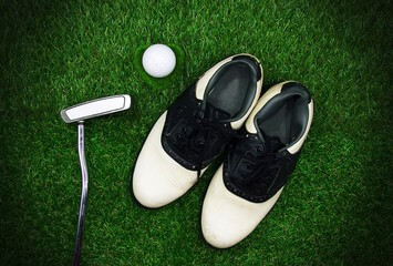 why do golf shoes squeak